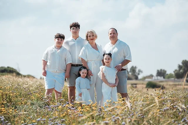 עמית ובני משפחתו מצטלמים יחד בשדה לקראת בר המצווה