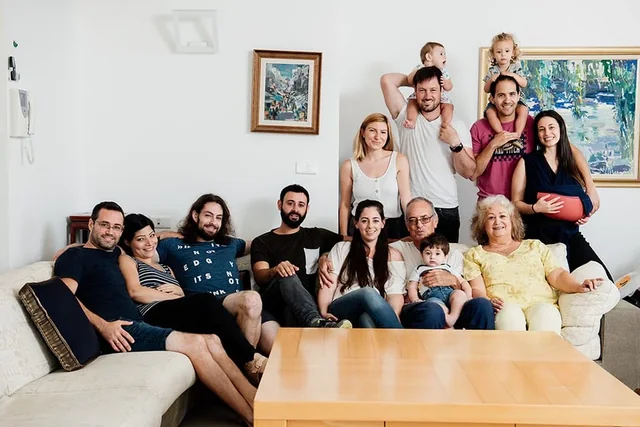 אילן ובני המשפחה מצטלמים יחד בבית בחגיגת יום ההולדת